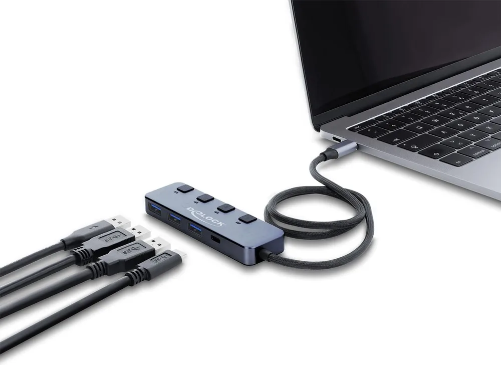 DELOCK USB-C hub 64384 γκρι με τέσσερις θύρες, συνδεδεμένο σε laptop με πολλά καλώδια συνδεδεμένα