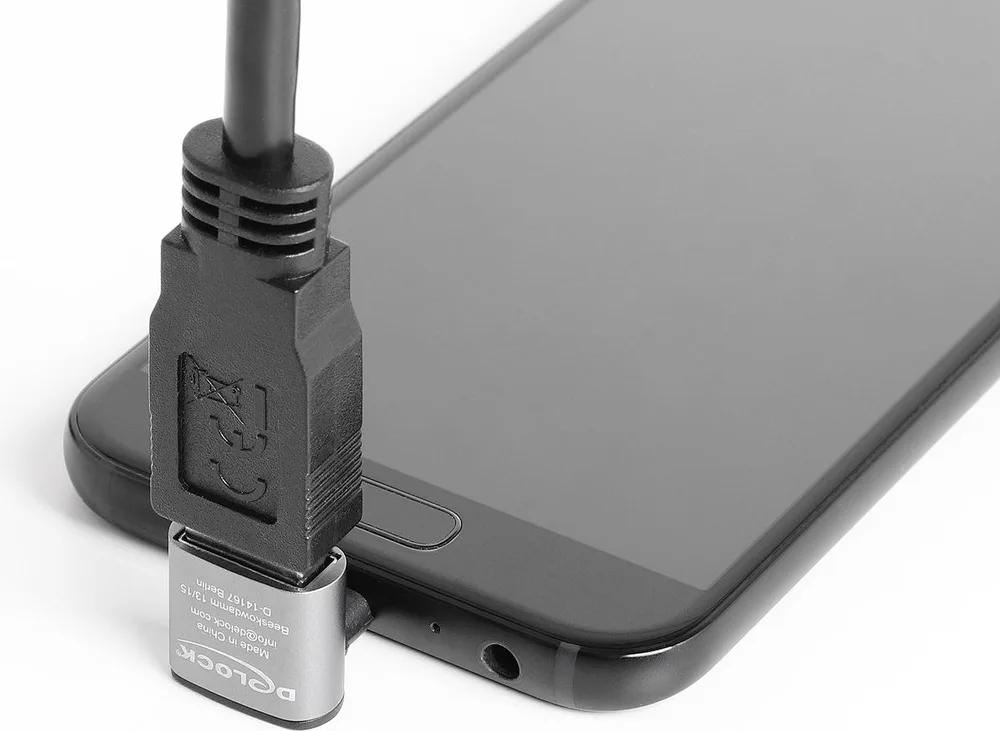 Αντάπτορας USB-C σε USB DELOCK 67425 γκρι σε χρήση, συνδεδεμένος σε κινητό τηλέφωνο με καλώδιο USB